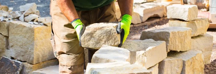 Person baut eine Trockenmauer